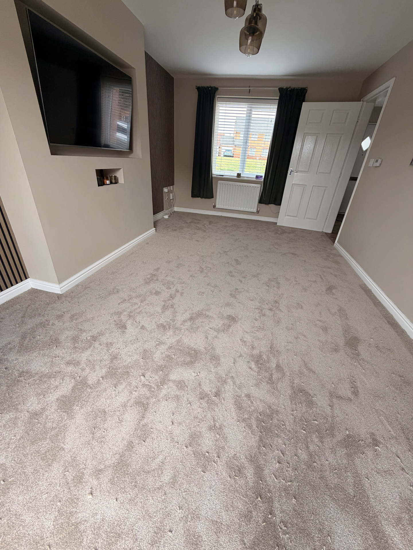 Beige Saxony lounge carpet — Chilton